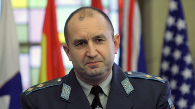 Снимка: БСП и АБВ номинираха ген. Румен Радев за кандидат-президент