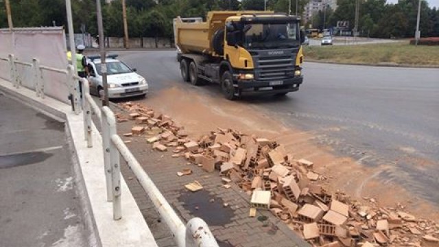 Снимка: Тир, натоварен с тухли, се преобърна във Велико Търново