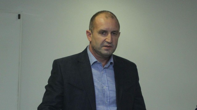 Снимка: Кандидатът за президент на БСП ген. Румен Радев започва серия от срещи