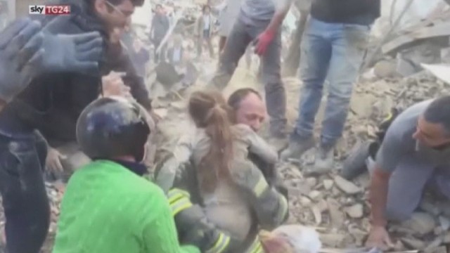 Снимка: 17 часа след труса в Италия: Извадиха невредимо момиче от руините
