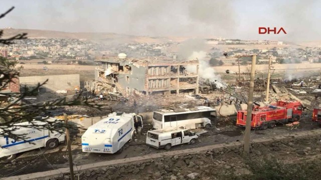 Снимка: 11 жертви и над 70 ранени при поредно нападение над полицейски участък в Турция
