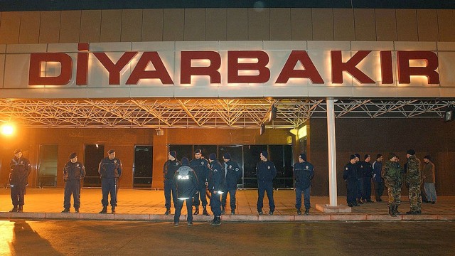 Снимка: Летището в Диарбекир беше подложено на ракетен обстрел