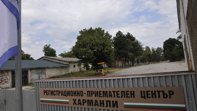 Снимка: Мигранти се биха в бежанския лагер в Харманли, посрещнаха полицаите с камъни 