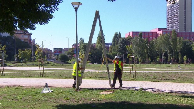 Снимка: Сменят повредените лампи в столичния парк 