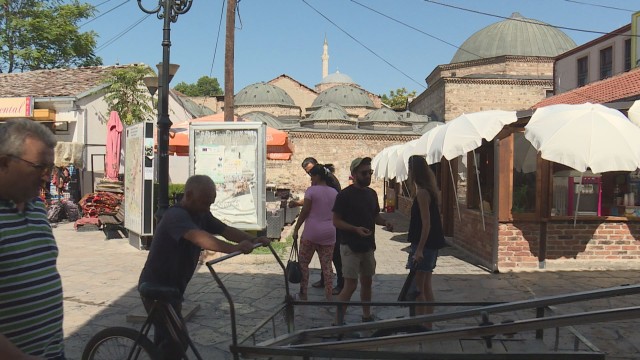 Снимка: Албанците в Скопие за споразумението с България: Аз с брат си не подписвам договори