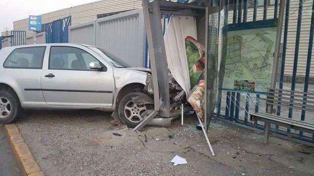 Снимка: Мъж загина, след като колата му се заби в автобусна спирка в Пловдив