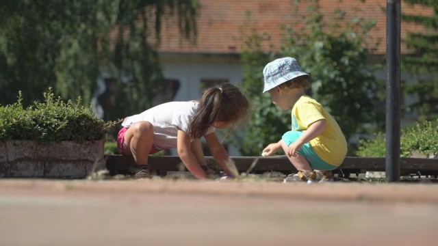 Снимка: Българка пренася опита си на учител от Франция в село Копиловци 