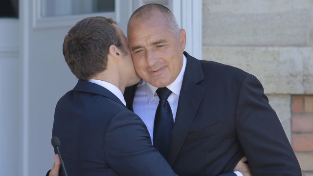 Снимка: Любомир Стойков: Бих посъветвал политиците да внимават с „мъжките целувки”
