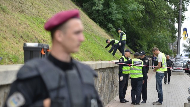 Снимка: Взривното устройство, което рани цивилни в Киев, било хвърлено по военни