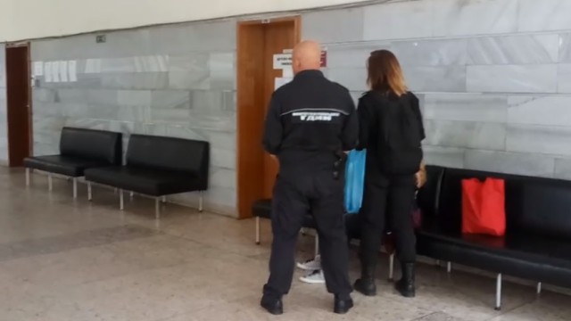 Снимка: Защо Десислава Иванчева беше отведена с белезници и окови в болница? В студиото – адвокат Марин Марковски