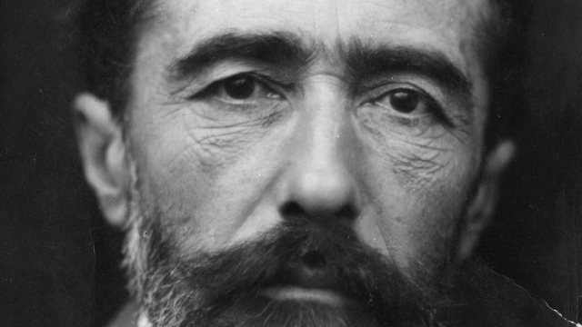 Снимка: Джоузеф Конрад ~ Да си жена е трудно най-вече затова, защото се налага да си имаш работа предимно с мъже