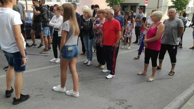Снимка: Близки на блъснатите от кола младежи  в Петрич блокираха улици в града 