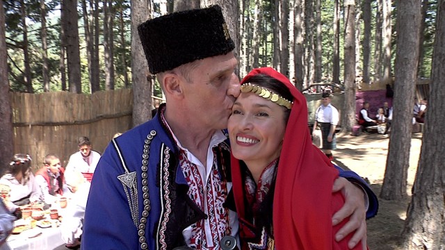 Снимка: С носия и по българска традиция: Бен Крос каза „Да” на избраницата си в Жеравна 
