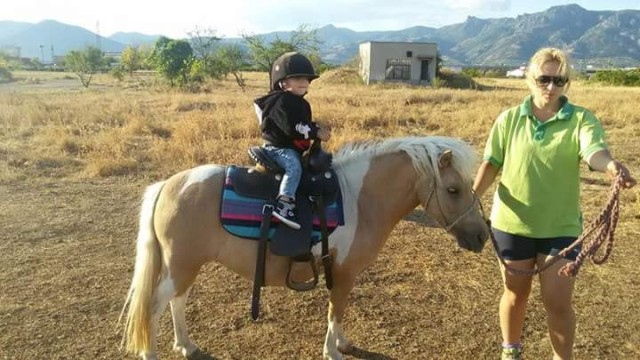 Снимка: Починалата в Сливен родилка помагала на болни деца в конната си база