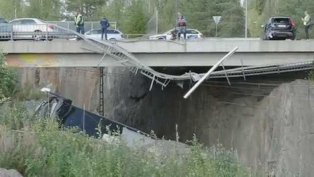 Снимка: Автобус падна от мост във Финландия, четирима са загинали