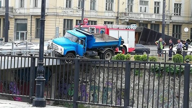Снимка: Камион надвисна над реката на Лъвов мост в София 