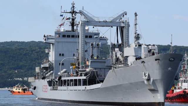 Снимка: Каракачанов: До края на годината ще има договор за нови кораби за ВМС