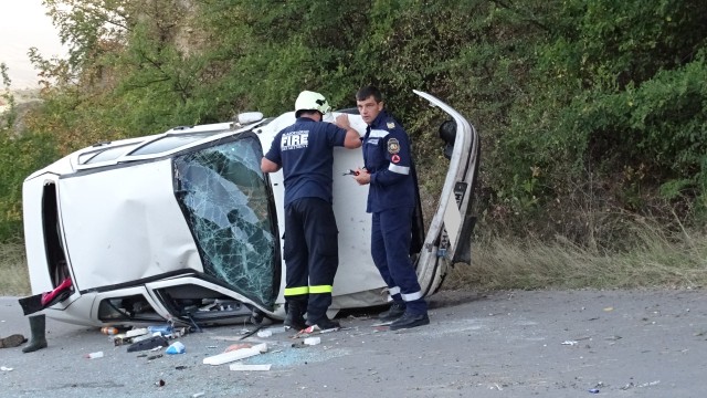 Снимка: Автомобил се блъсна в скат край Благоевград 