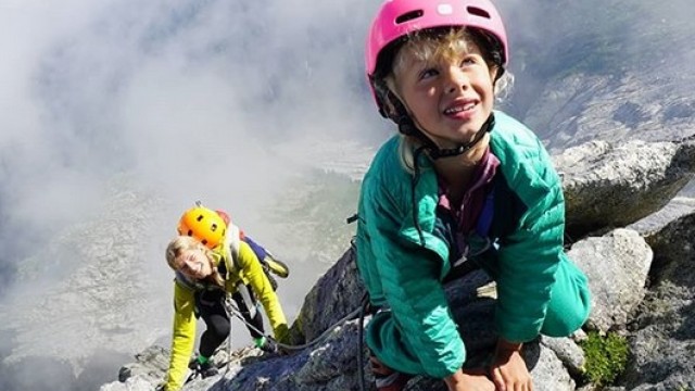 Снимка: 7-годишнo момиченце стана най-малкият катерач, качил връх в Алпите без чужда помощ