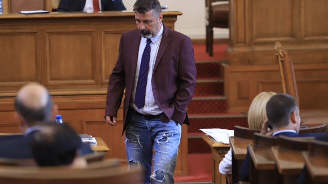 Снимка: Има такива дънки: Филип Станев отнесе забележка заради външния си вид (СНИМКИ)