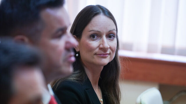 Снимка: Ирина Щонова, служебен министър на икономиката: тъмни костюми и сака и съвсем малко грим (СНИМКИ)