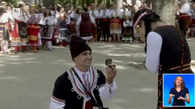 Снимка: Трогателно предложение за брак на фестиала  Жеравна развълнува хиляди