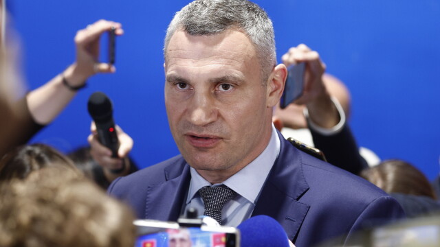 Снимка: Владимир Кличко поиска среща с Джо Роугън след изказването му за „трета световна война“