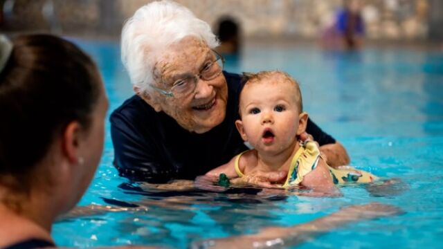 Снимка: Баба шампион! 102-годишна жена учи бебета да плуват. Кога ще се откаже?