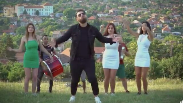 Снимка: Чалга кавър на 