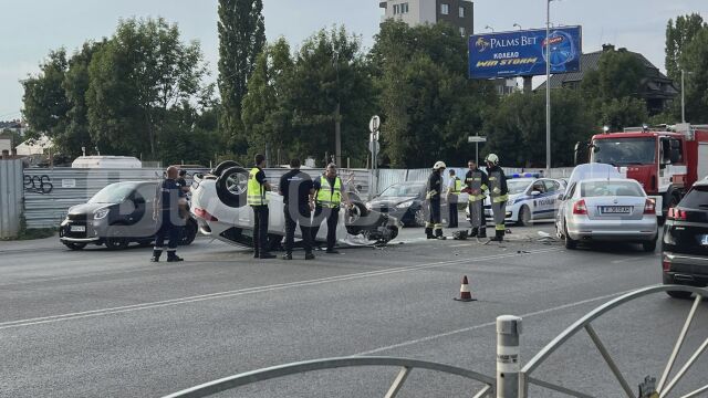 Снимка: Кола се обърна по таван на 