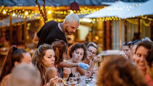 Снимка: Алекс Таралежков от MasterChef впечатли с “Шиш“ вeчеря на фестивала Lost Gipsy Land