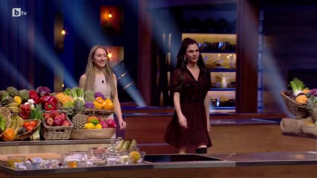 Инструктор по танци в горещ сблъсък със стюардеса