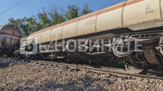 Снимка: Влак дерайлира между гарите Ветово и Образцов чифлик в близост до Русе (СНИМКИ)