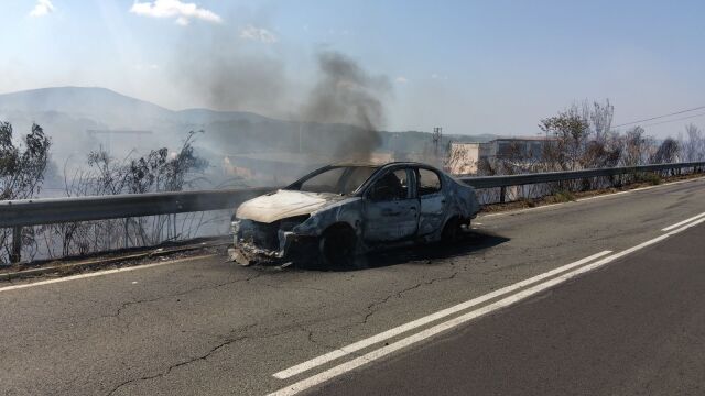 Снимка: Затвориха пътя от Созопол за Аркутино заради пламнала в движение кола
