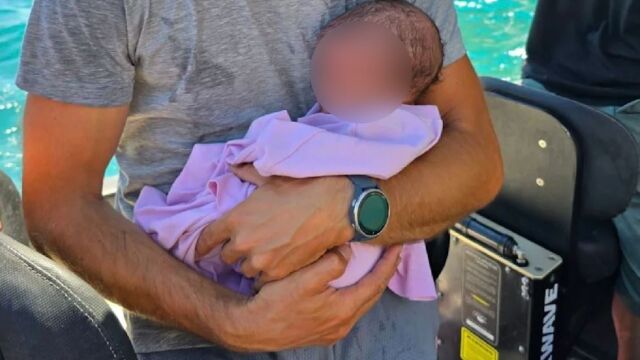 Снимка: Хранено с разтворено мляко в морска вода: Бебе на 7 седмици оцеля по чудо