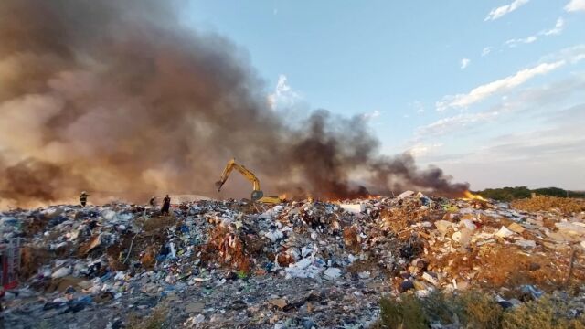 Голям пожар в депото за отпадъци край Силистра, гъст дим покри небето (СНИМКА+ВИДЕО)