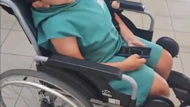 Гроздан Караджов дава пилота, свалил дете в инвалидна количка от самолет, на комисията по дискриминация