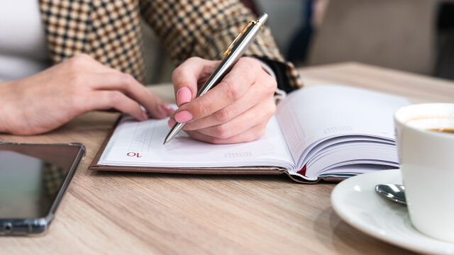 Снимка: Днес е международният ден на левичарите, празнуват около 10% от населението на земята 