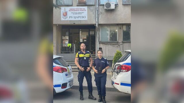 Снимка: Жена благодари на полицаи в Царево: Погрижили се за дъщеря ѝ, докато тя пристигне