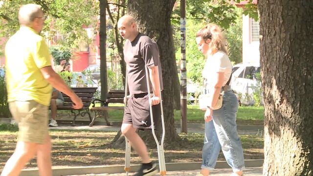 „Вече съм на 22 г. и животът ми свършва“: Млад мъж с ампутиран крак има нужда от помощ