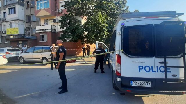 Мъж уби съпругата си на улица в Пловдив и се простреля (СНИМКИ)