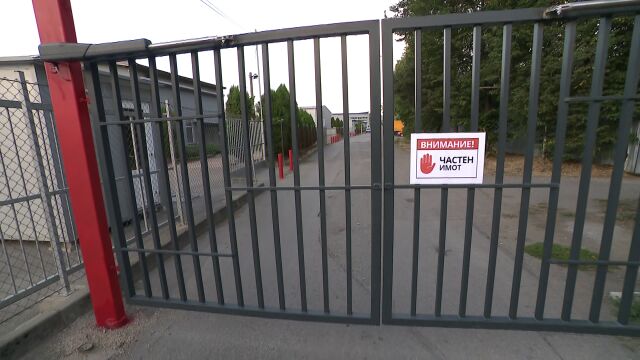 Спор за собственост: Защо улица в Божурище беше заключена с катинар и се влизаше с такса?