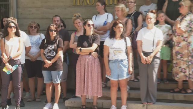 Снимка: Протестът в Пловдив с надежда за случване на чудо – майката и детенцето да оживеят след инцидента с АТВ