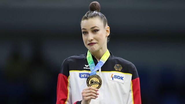 Снимка: Грандиозен гаф! Шампионката Варфоломеев: Това не е моят химн! (ВИДЕО) 