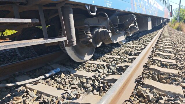 Снимка: Влак блъсна пиян мъж в Пловдивско, той оцеля по чудо