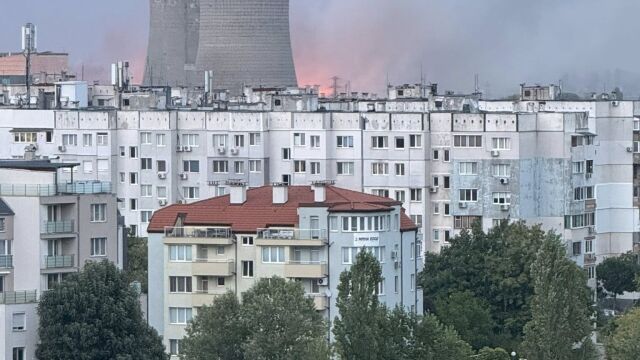 Голям пожар сe разрази зад ТЕЦ „София“, пет пожарни гасят огъня