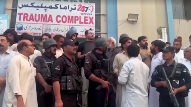 Снимка: Най-малко 14 са убити и 18 ранени при самоубийствен атентат в Пакистан