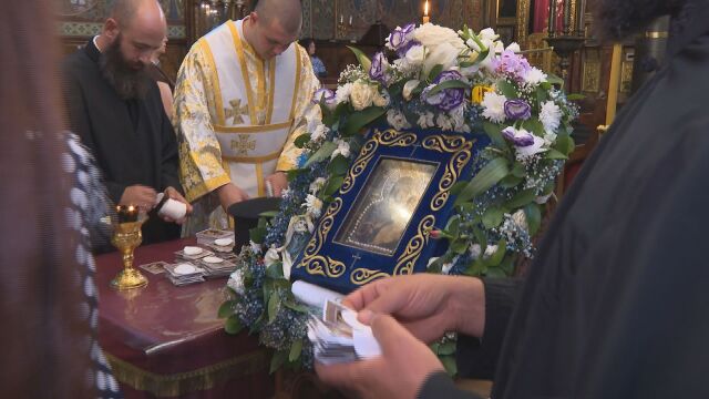 Снимка: 12 000 души вече се поклониха пред чудотворната икона Света Богородица - Хавайска. Всеки получава малка иконка и благословено миро