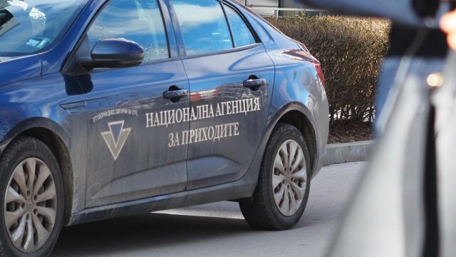 Снимка: НАП и БАБХ с проверки заради началото на учебната година