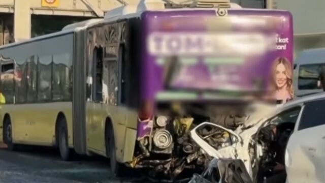 Снимка: Катастрофа между градски автобус и лека кола причини смъртта на трима, няколко души са ранени (ВИДЕО)